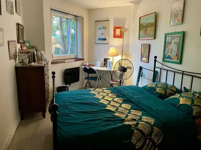 Un ou plusieurs lits dans un hébergement de l'établissement Chambre et salle d'eau proches du Sacré-Coeur
