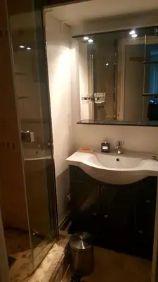 Salle de bains dans l'établissement Chambre et salle d'eau proches du Sacré-Coeur