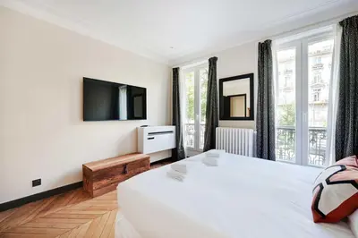 Un ou plusieurs lits dans un hébergement de l'établissement Charming apt - 1BR-4P - Arc de Triomphe