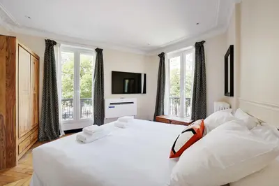 Un ou plusieurs lits dans un hébergement de l'établissement Charming apt - 1BR-4P - Arc de Triomphe