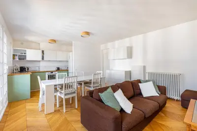 Cuisine ou kitchenette dans l'établissement GuestReady - Confort familial avec balcon