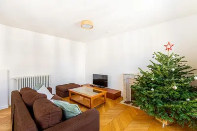 Télévision ou salle de divertissement dans l'établissement GuestReady - Confort familial avec balcon