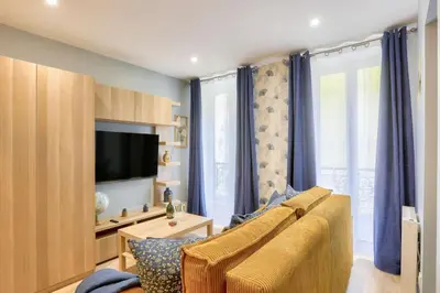 Télévision ou salle de divertissement dans l'établissement Bel appartement - 2 chambres au centre de Paris