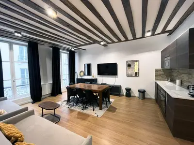 Télévision ou salle de divertissement dans l'établissement Urban Flat 108 - Stunning 4 BDR Flat in Paris
