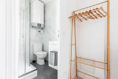 Salle de bains dans l'établissement Studio lumineux Paris Est -II