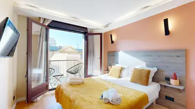 Un ou plusieurs lits dans un hébergement de l'établissement Bluestay 53 - Appartement Chic au Cœur de Paris