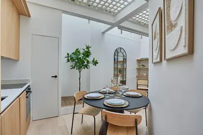 Cuisine ou kitchenette dans l'établissement Apartment Le Marais Centre de Paris by Studio Prestige
