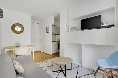 Télévision ou salle de divertissement dans l'établissement GoodGuest- Paris Levallois Bail Mobilité