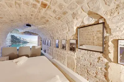 Un ou plusieurs lits dans un hébergement de l'établissement Paris Hideaway, Private Cinema - GetHosted
