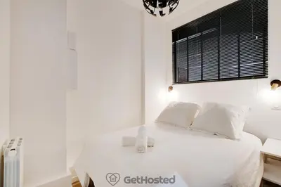 Un ou plusieurs lits dans un hébergement de l'établissement Paris Hideaway, Private Cinema - GetHosted
