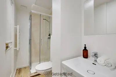 Salle de bains dans l'établissement Paris Hideaway, Private Cinema - GetHosted