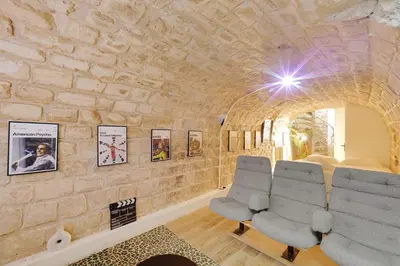 Coin salon dans l'établissement Paris Hideaway, Private Cinema - GetHosted