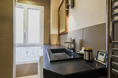Cuisine ou kitchenette dans l'établissement Modern flat - 1BD-4P - Parc Monceau