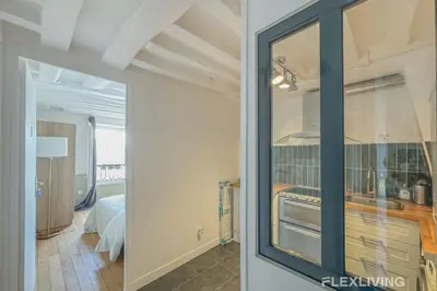 Cuisine ou kitchenette dans l'établissement Flexliving - whole flat - Lune