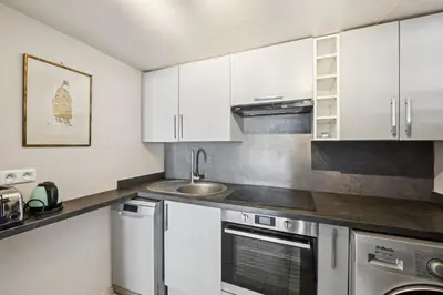 Cuisine ou kitchenette dans l'établissement Orsay Invalides - Lille 1bdr by B'Your Home