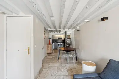 Cuisine ou kitchenette dans l'établissement Orsay Invalides - Lille 1bdr by B'Your Home