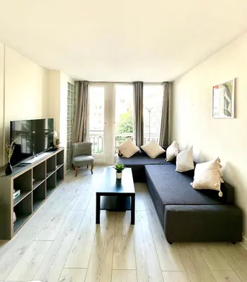 Télévision ou salle de divertissement dans l'établissement Appart ensoleillé à Boulogne Billancourt