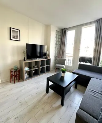 Télévision ou salle de divertissement dans l'établissement Appart ensoleillé à Boulogne Billancourt