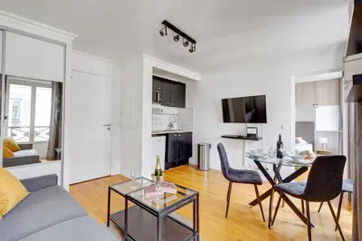 Télévision ou salle de divertissement dans l'établissement Bluestay 237 - Superbe Appartement à Paris