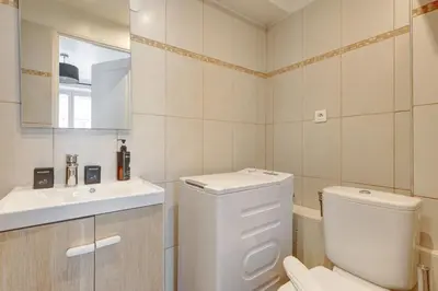 Salle de bains dans l'établissement Bluestay 237 - Superbe Appartement à Paris