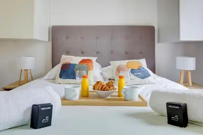 Un ou plusieurs lits dans un hébergement de l'établissement Bluestay 237 - Superbe Appartement à Paris