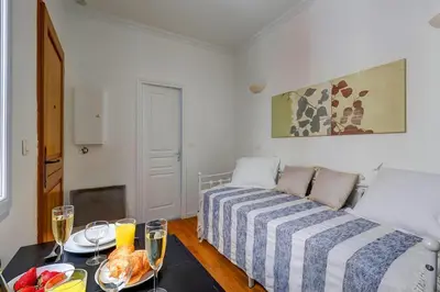 Un ou plusieurs lits dans un hébergement de l'établissement Bluestay 205 - Charmant Studio à Paris