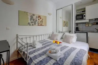 Un ou plusieurs lits dans un hébergement de l'établissement Bluestay 205 - Charmant Studio à Paris