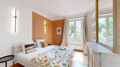 Un ou plusieurs lits dans un hébergement de l'établissement Bluestay 285 - Charmant Appartement à Paris