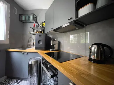 Cuisine ou kitchenette dans l'établissement Superbe Appartement côté Jardin