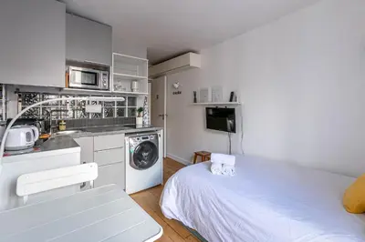 Cuisine ou kitchenette dans l'établissement Paris Rooftop Views Cosy Central