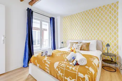Un ou plusieurs lits dans un hébergement de l'établissement Bluestay 283 - Superbe Appartement dans le Marais