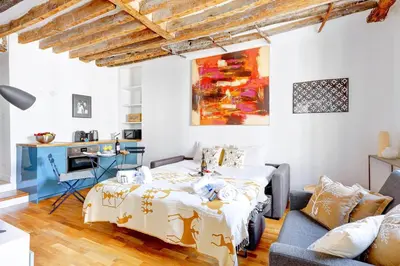 Un ou plusieurs lits dans un hébergement de l'établissement Bluestay 283 - Superbe Appartement dans le Marais
