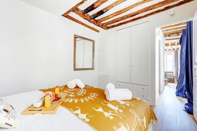 Un ou plusieurs lits dans un hébergement de l'établissement Bluestay 283 - Superbe Appartement dans le Marais