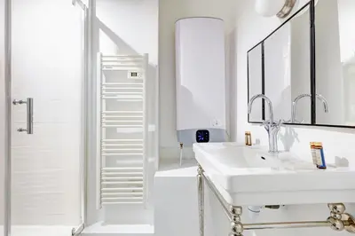 Salle de bains dans l'établissement Bluestay 283 - Superbe Appartement dans le Marais