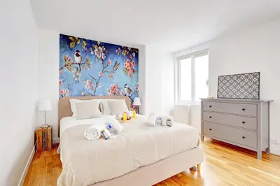 Un ou plusieurs lits dans un hébergement de l'établissement Bluestay 284 - Superbe Appartement dans le Marais