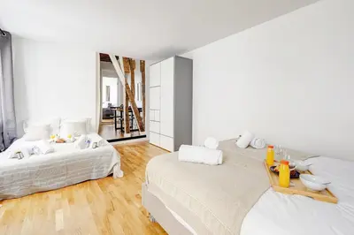 Un ou plusieurs lits dans un hébergement de l'établissement Bluestay 284 - Superbe Appartement dans le Marais