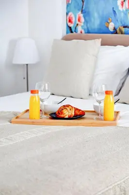 Un ou plusieurs lits dans un hébergement de l'établissement Bluestay 284 - Superbe Appartement dans le Marais