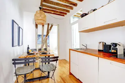 Cuisine ou kitchenette dans l'établissement Bluestay 284 - Superbe Appartement dans le Marais