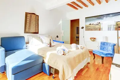 Un ou plusieurs lits dans un hébergement de l'établissement Bluestay 284 - Superbe Appartement dans le Marais