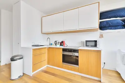Cuisine ou kitchenette dans l'établissement Studio Quartier Saint Michel Notre Dame Free Netflix