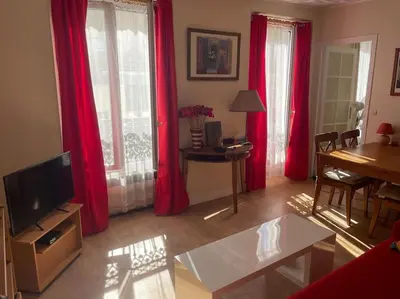 Télévision ou salle de divertissement dans l'établissement Coquelicot du Canal Saint-Martin