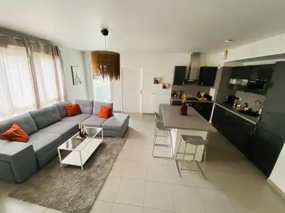 Cuisine ou kitchenette dans l'établissement Grand appt proche Paris Parking