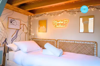 Un ou plusieurs lits dans un hébergement de l'établissement La chambre COCTEAU