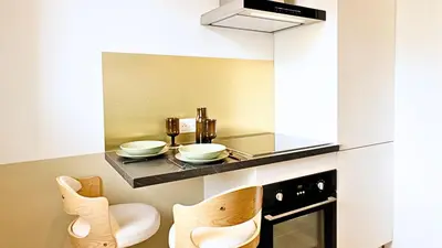 Cuisine ou kitchenette dans l'établissement La chambre COCTEAU