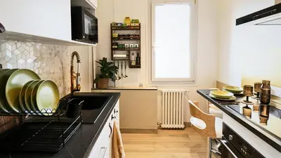 Cuisine ou kitchenette dans l'établissement La chambre COCTEAU