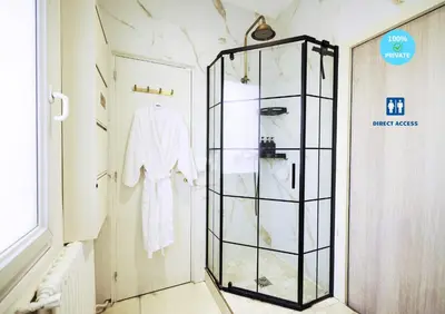 Salle de bains dans l'établissement La chambre COCTEAU