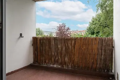 Balcon ou terrasse dans l'établissement Le Grand Blanqui - Face RER B - Free Parking
