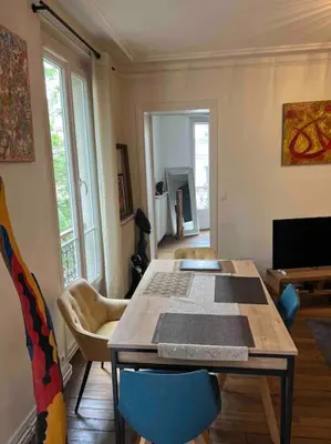 Télévision ou salle de divertissement dans l'établissement Appartement Haussmanien au coeur du village Montmartre !