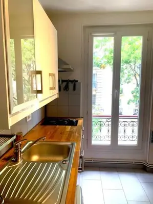Cuisine ou kitchenette dans l'établissement Appartement Haussmanien au coeur du village Montmartre !