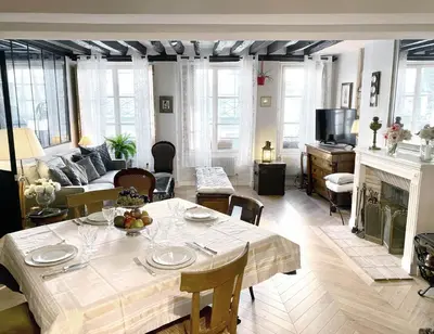 Coin salon dans l'établissement Nid douillet au cœur de Paris
